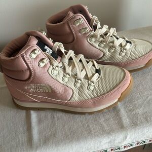 The North Face Back To Berkley Wmns Boots Size 7 US Never Worn